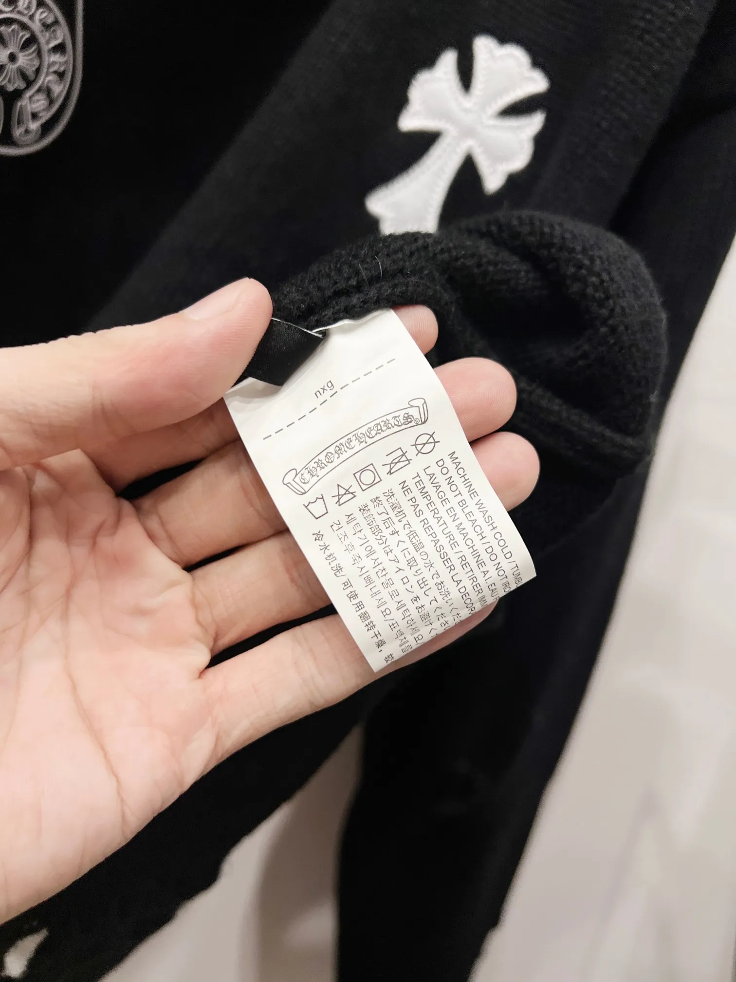 P240 High quality, model number: (Q062) Chrome Hearts CH Chrome Hearts patchwork cross hole knitted sweater pullover. The popular style is the same for men and women. It is matched with black and white. It looks good in real life. It looks good in daily wear. It is even more photogenic. It’s hard not to buy it. Buy it for me!!! Believe me, no one can refuse such a captain style Chrome Hearts jacket. It has expanded the version based on the old version and has a loose and stylish upper body. Casual design with an expanded hem. Fat people are extremely slim. Thin people have a limited height. Ten thousand yuan ZP printing. 1:1 perfect restoration. Looks good when worn alone. Can be easily controlled by both men and women. If you care more about quality, you must also respect the price. It is completely different from the thin transparent bottoms on the market that pill when worn. If the style makes you shine at a glance, then quality is what you should pay more attention to. We focus on quality rather than price. Customers who have received my products all know it. ️️️ Sweaters on the market are generally made of bract core yarn. We use modal. The advantages over core-spun yarn are very intuitive: high cost, high price, high density, relatively expensive for developers, and let us make a lot less money. In addition, it is delicate, has no scum on the upper body, resists pilling, and is high-end. We are conscientious sellers and do not use core-spun yarn. Apart from being cheap, core-spun yarn is really useless. It shrinks, pills, hooks, and makes people pierced. He is proficient in everything. It is 2024. Who doesn’t want to look decent when they go out? Quality determines the upper body effect. No matter how bad the quality, the best style is still the temperament of the urban-rural fringe. We only do long-term business. Quality determines character. Take it back and wear it with confidence and wash it. The quality of the pattern will definitely make your eyes shine. We only make the right version of high quality. We make high-end hard goods. Reject junk goods and reject fast food. Conscientious quality and conscientious price. You deserve it!  Color: Black White Gray Red Size: S M L